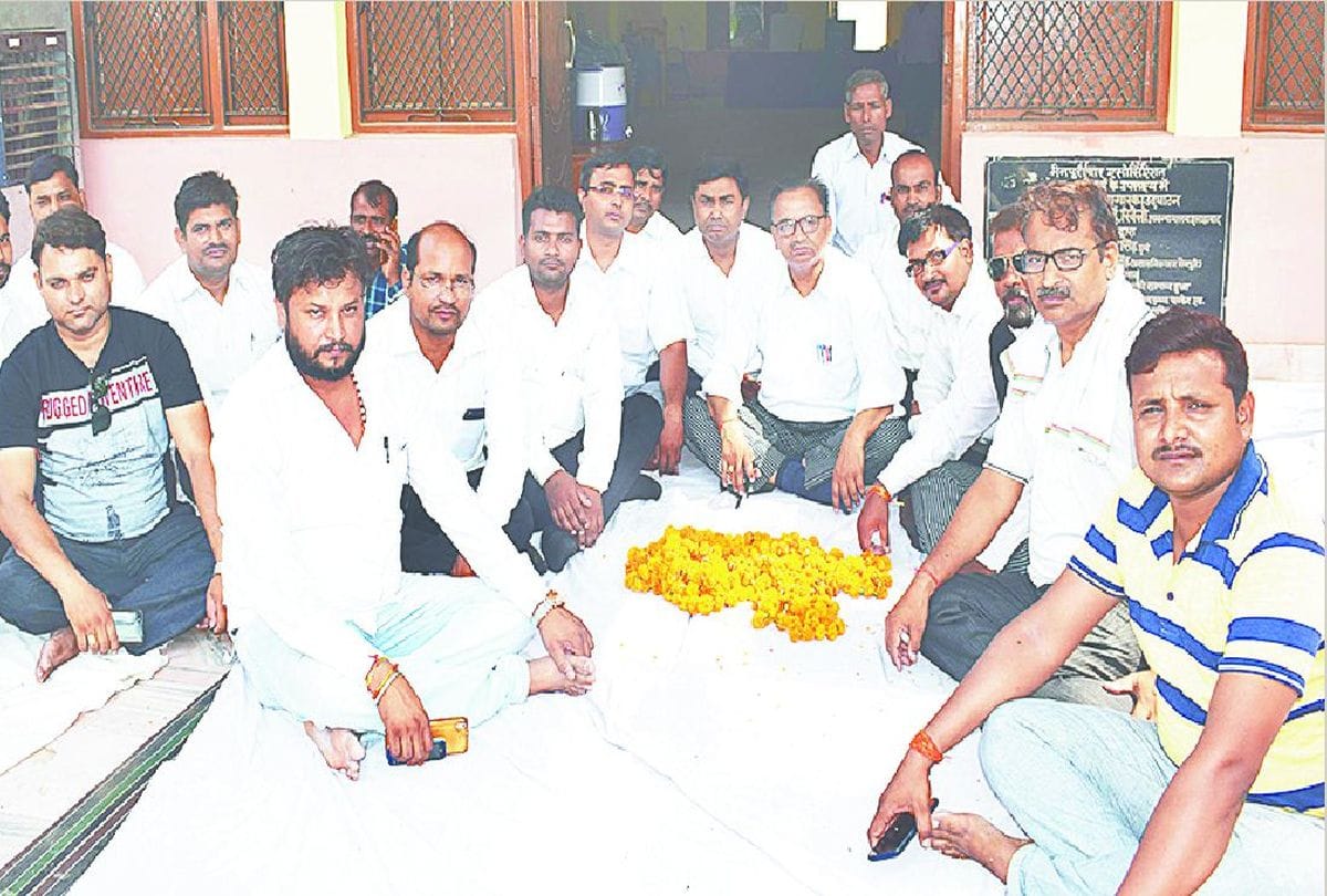 Lawyers strike for changing court time in mainpuri