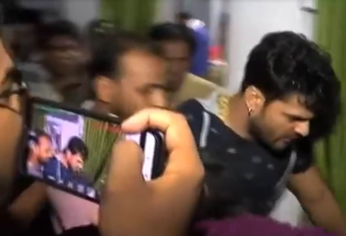 Khesari Lal Yadav Reaches to meet Children Muzaffarpur SKMCH After Death Of 117 Children
