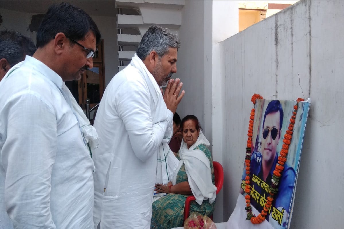 People from the city who came to consolation the martyr's major Ketan family in Meerut