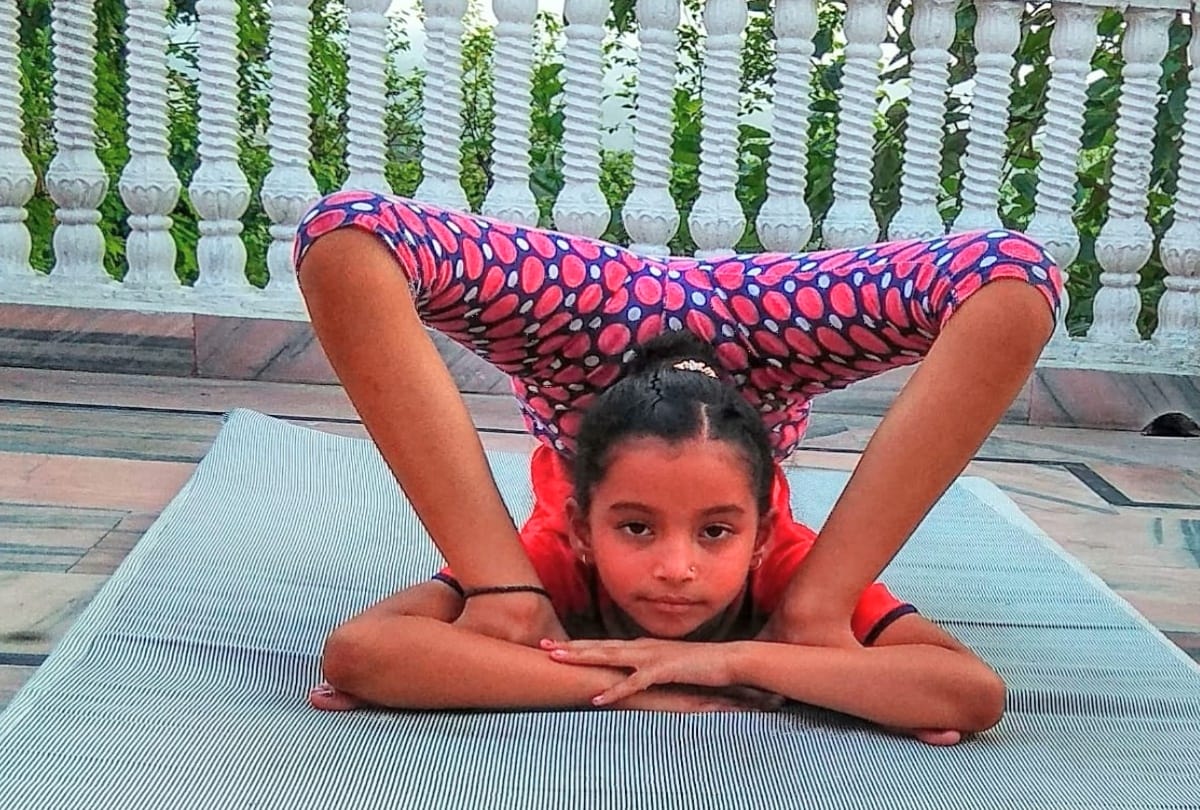 world yoga day 2019: The 11 year old girl nidhi dogra doing hardest Yoga