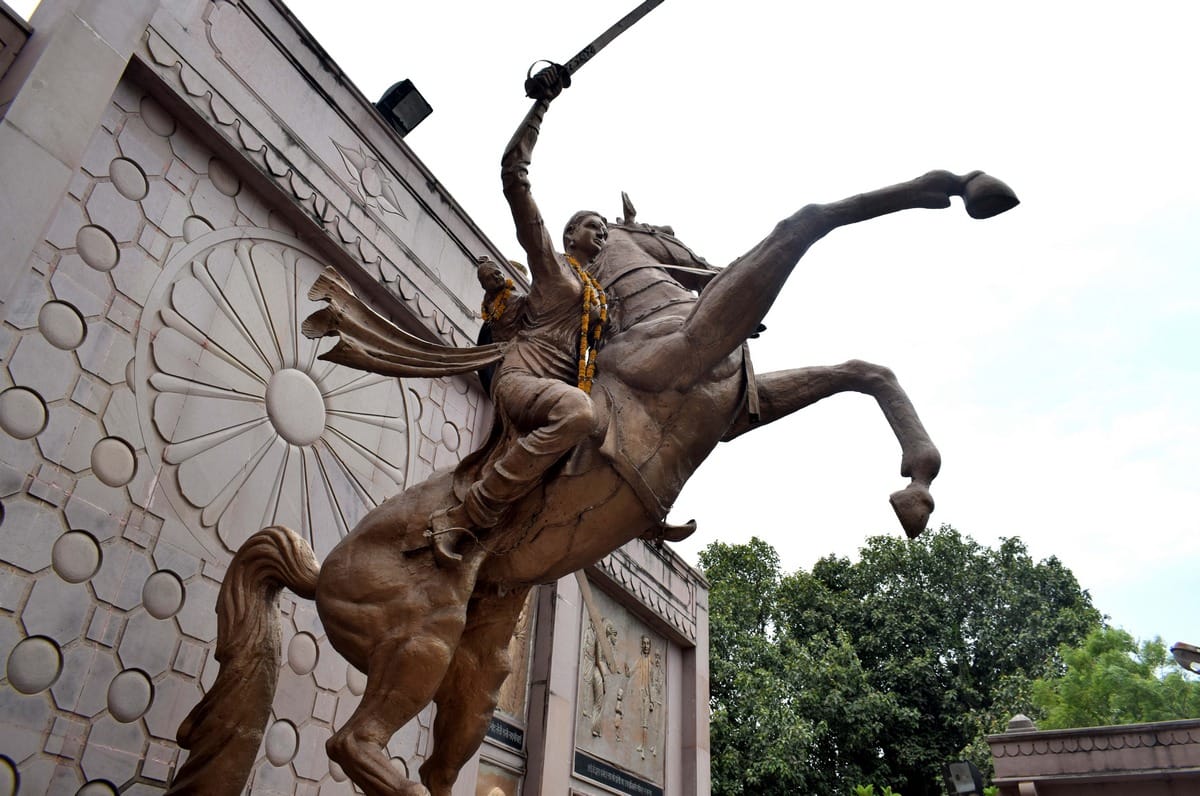 Rani laxmi bai life history statue situated in varanasi