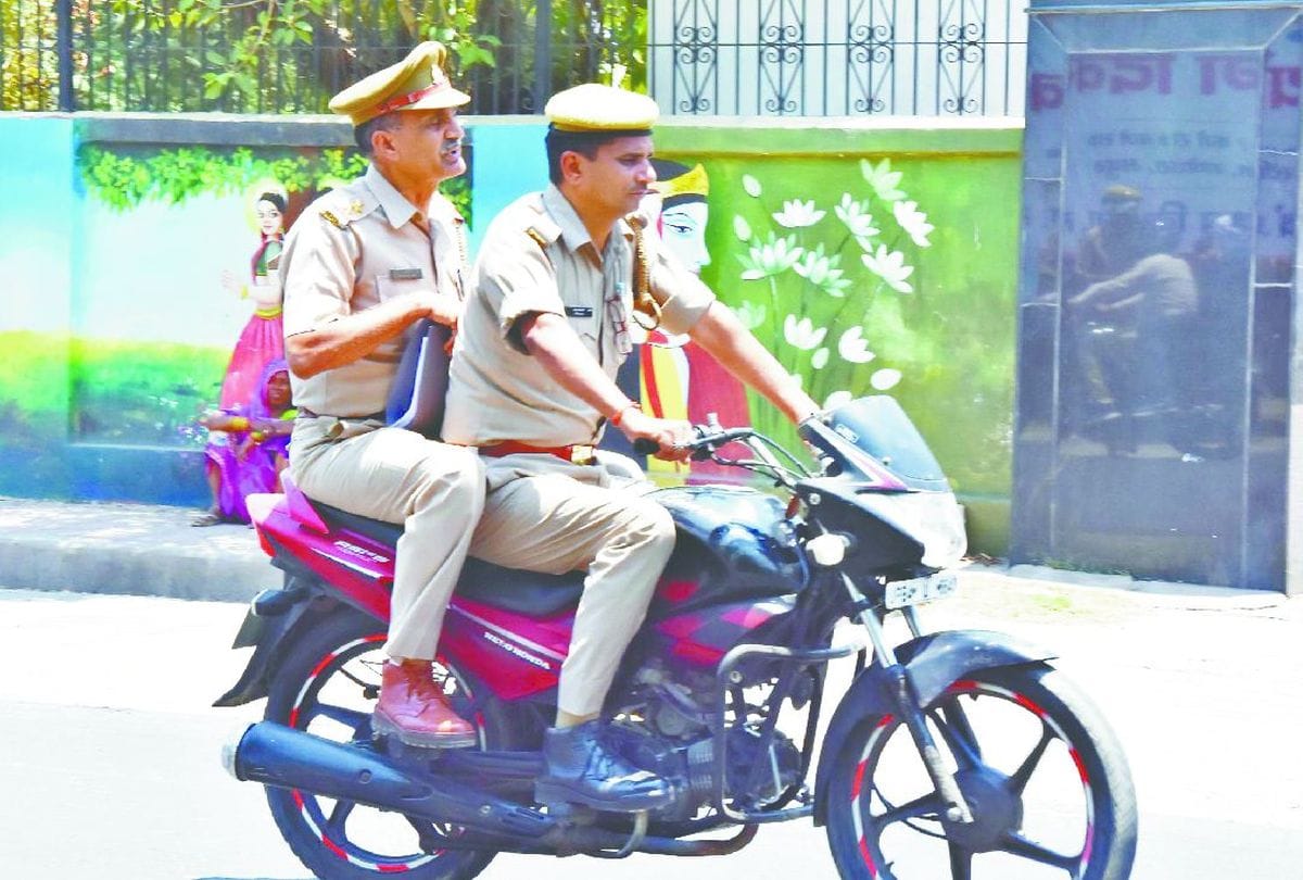 challan of 23 policemen for running bike without helmets in mathura