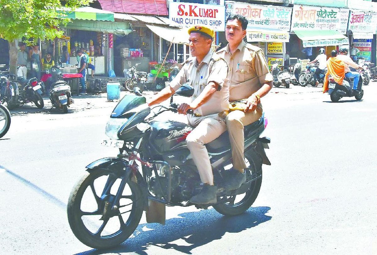 challan of 23 policemen for running bike without helmets in mathura