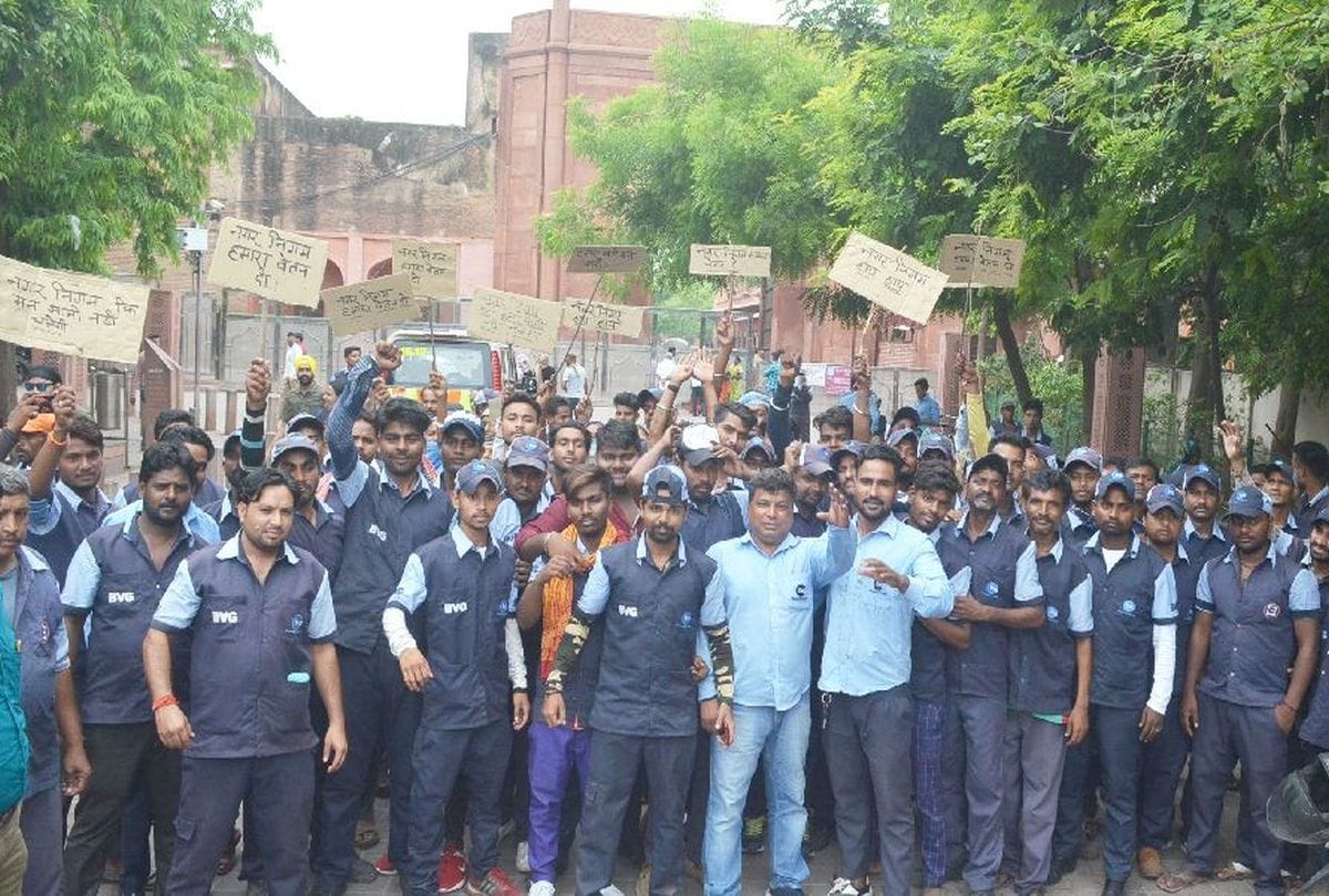 Garbage dump outside the Taj Mahal due to sweepers strikes in agra