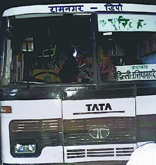 धनगढ़ी में हाथी ने रोडवेज बस का शीशा तोड़ा