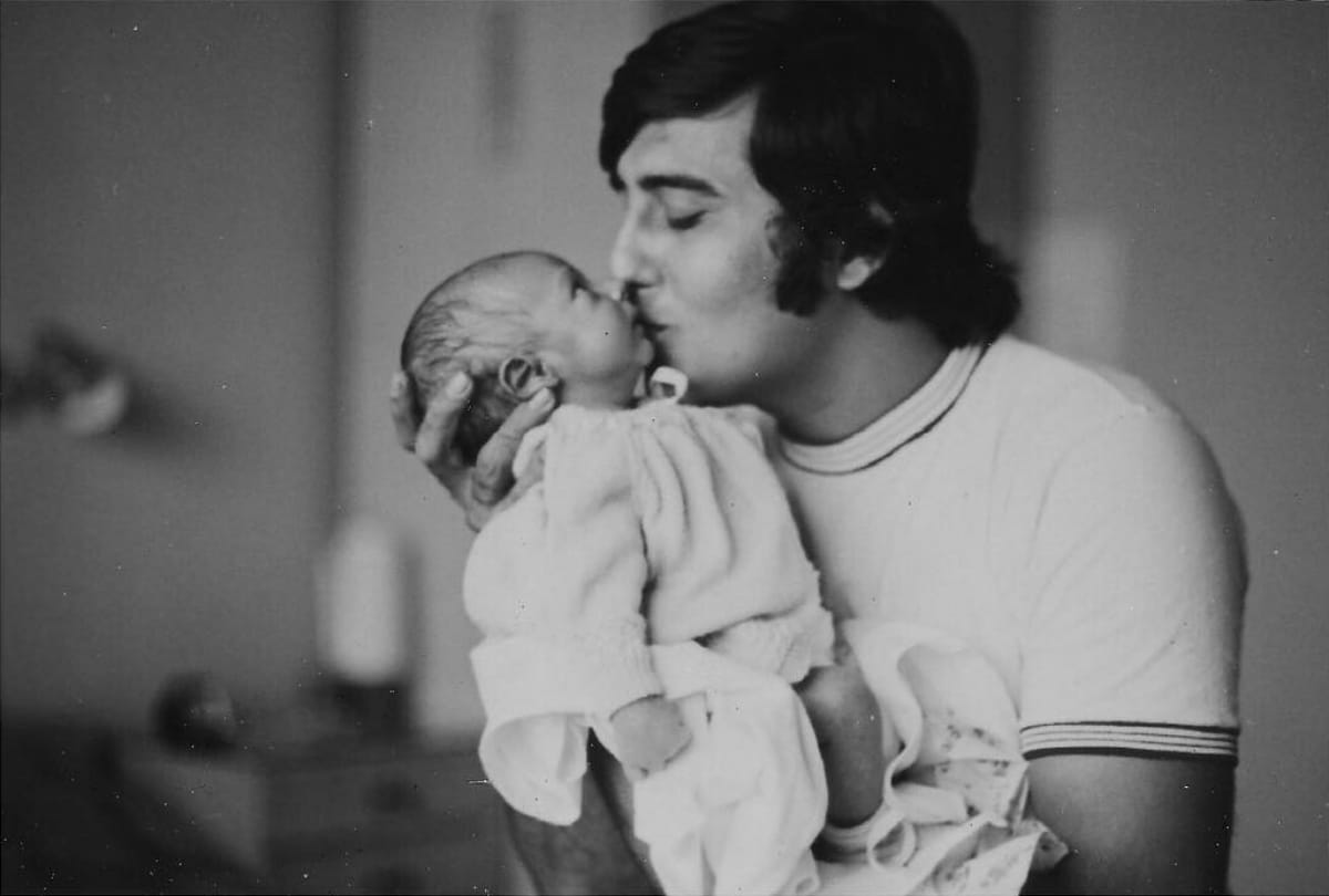 legendary actor vinod khanna photo with his first wife geetanjali and sons rahul khanna akshay khanna