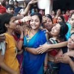 पति सूरज की अंतिम विदाई पर सैल्यूट करती पत्नी शालू।