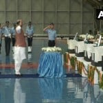श्रद्धांजलि देते रक्षा मंत्री राजनाथ सिंह