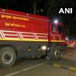 युद्धपोत में लगी आग बुझाने जाता दमकल का वाहन