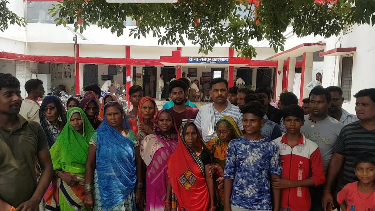 अवैध शराब बेचने से नाराज ग्रामीणों ने थाना घेरा
