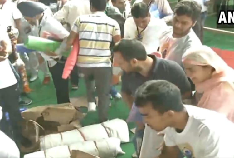 International yoga day, People looted mats in Rohtak after Union Home Minister Amit Shah program