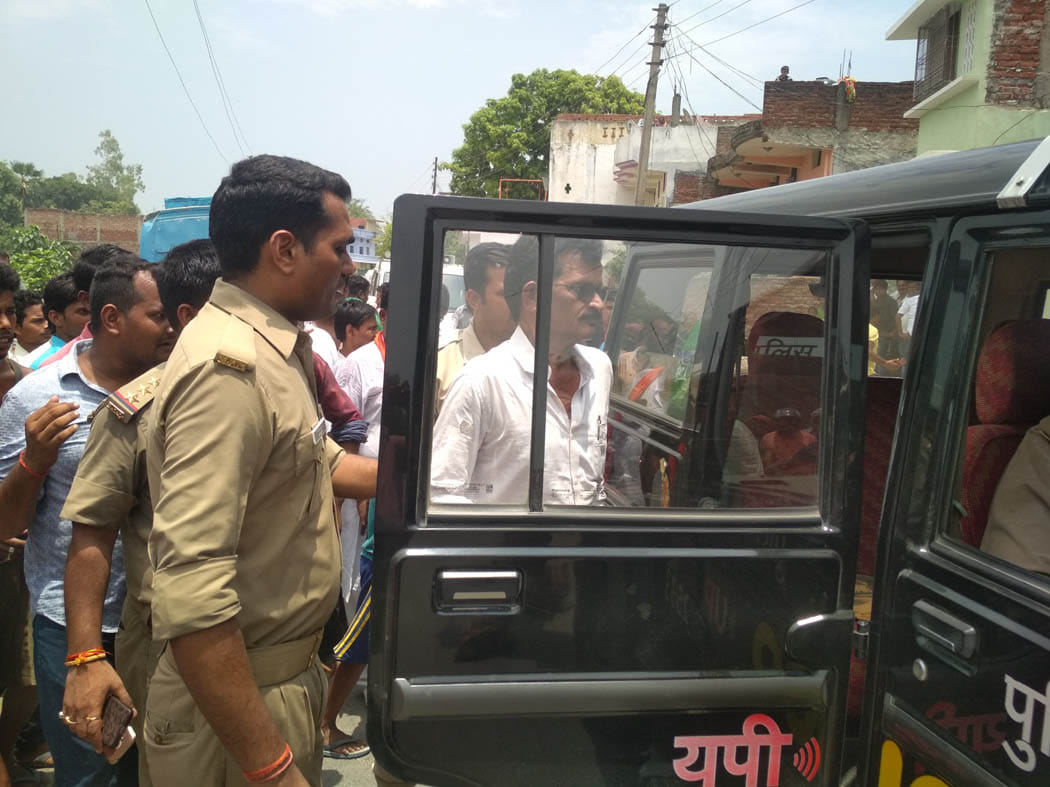 टॉवर पर चढ़ा प्रबंध निदेशक, आश्वासन पर उतरा