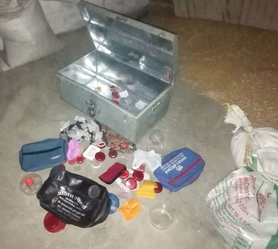 Crooks broke the lock of six houses and pledged property of millions