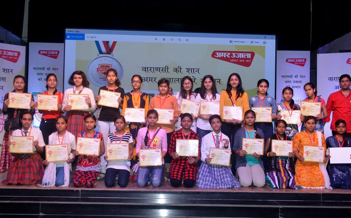 Amar Ujala Bhavishya Jyoti Samman Meritorious Students photos in varanasi