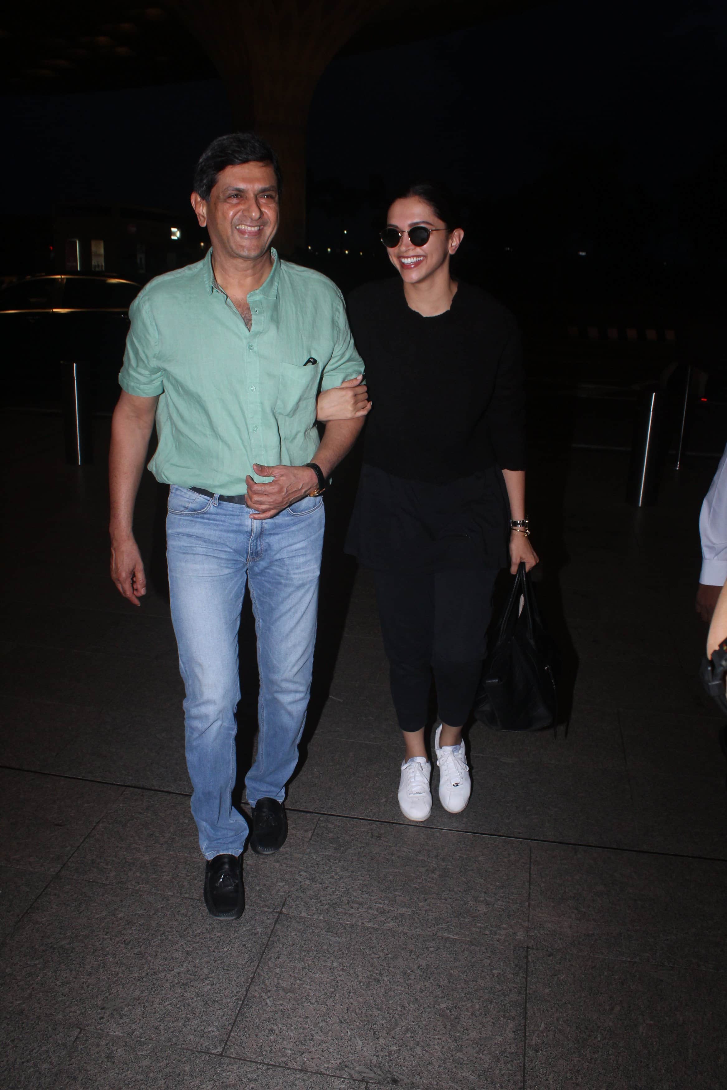 Arjun Kapoor Malaika Arora off for Newyork vacation spotted at Mumbai Aiport