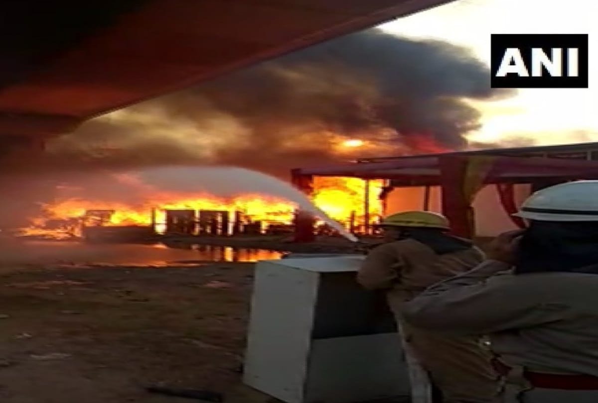 Fire broke out furniture market Shaheen Bagh Kalindi Kunj metro station magenta line services resume