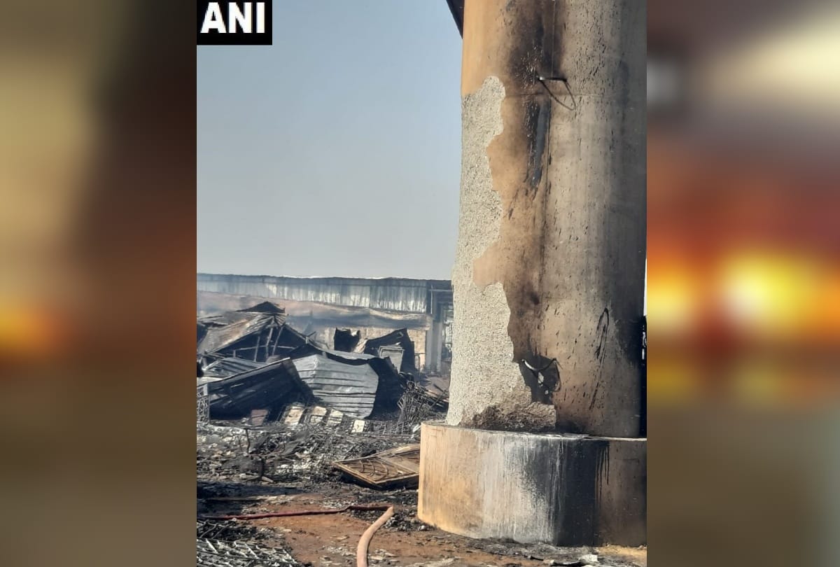 Fire broke out furniture market Shaheen Bagh Kalindi Kunj metro station magenta line services resume