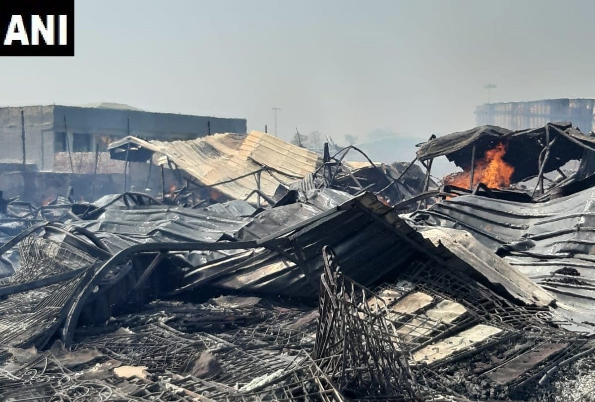 Fire broke out furniture market Shaheen Bagh Kalindi Kunj metro station magenta line services resume