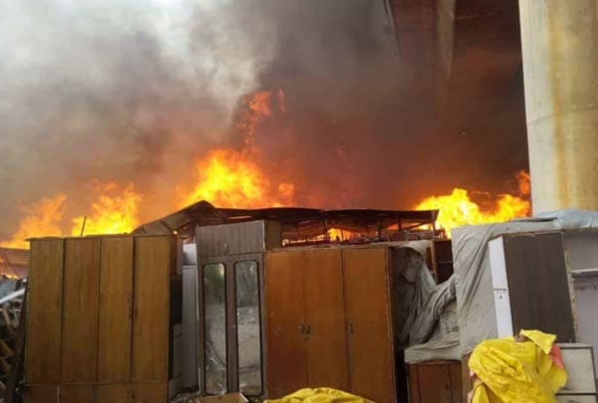 Fire broke out furniture market Shaheen Bagh Kalindi Kunj metro station magenta line services resume