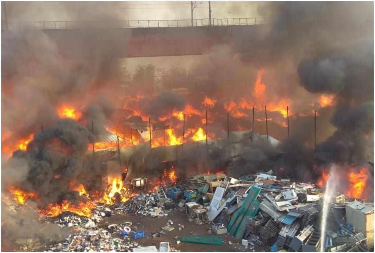 Delhi: Fire breaks out in a furniture market near Kalindi Kunj metro station