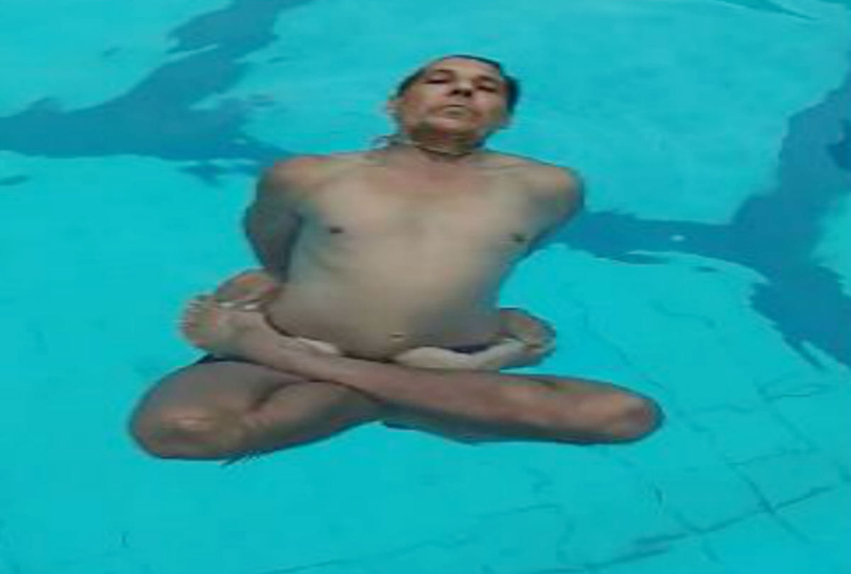 world yoga day 2019 haresh chaturvedi performs jal yoga in agra