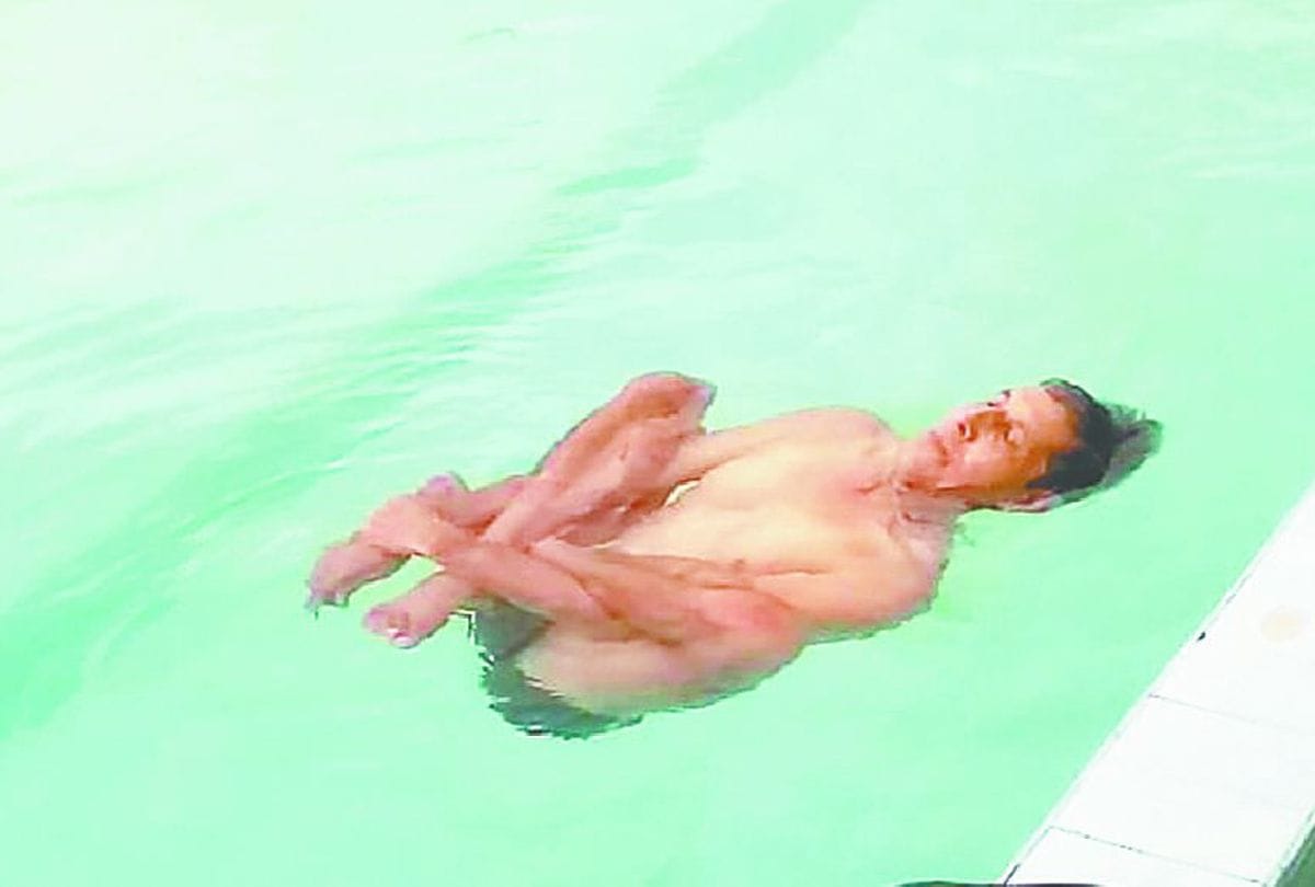 world yoga day 2019 haresh chaturvedi performs jal yoga in agra