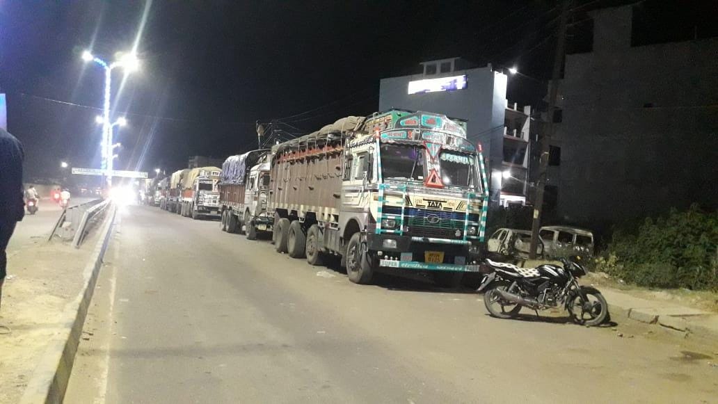 नेपाल सीमा पर भारतीय फल-सब्जी की गाड़ियों को रोका गया