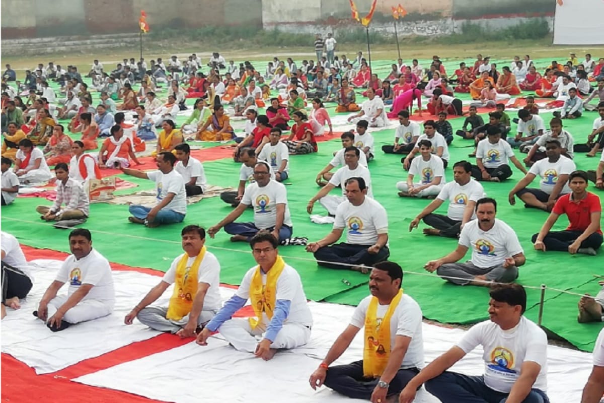 International Yoga Day 2019: Yoga is performed by DM and CMO including many officers in shamli city