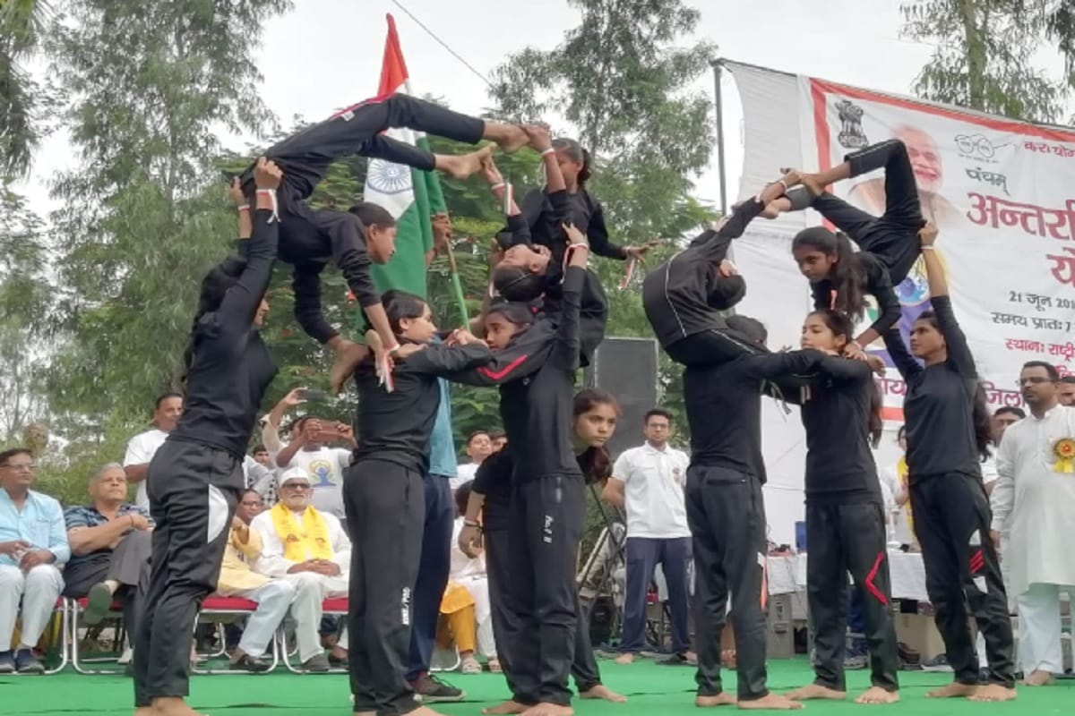 International Yoga Day 2019: Yoga is performed by DM and CMO including many officers in shamli city
