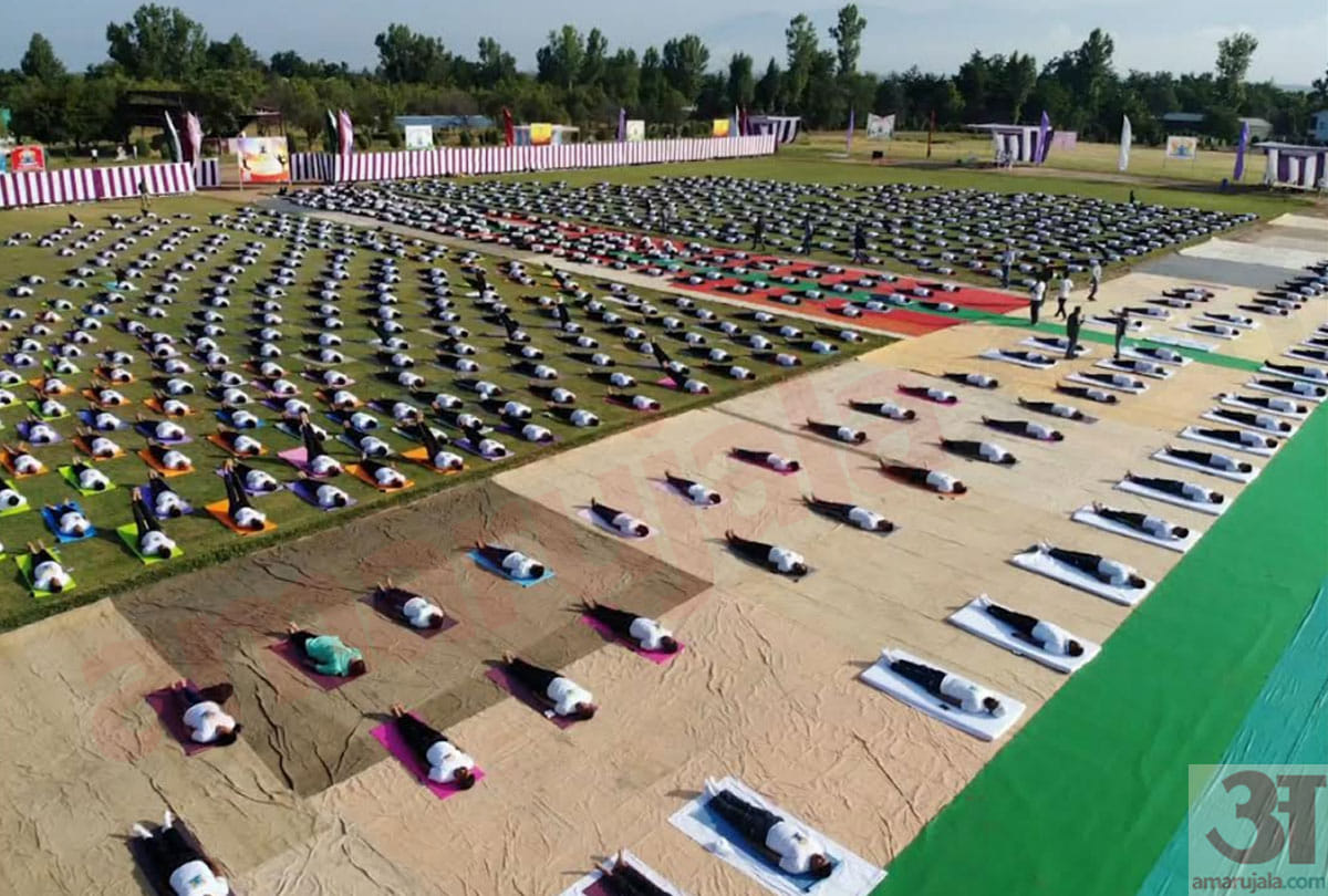 international yoga day 2019: central reserve police force jawans did yoga in srinagar jammu kashmir