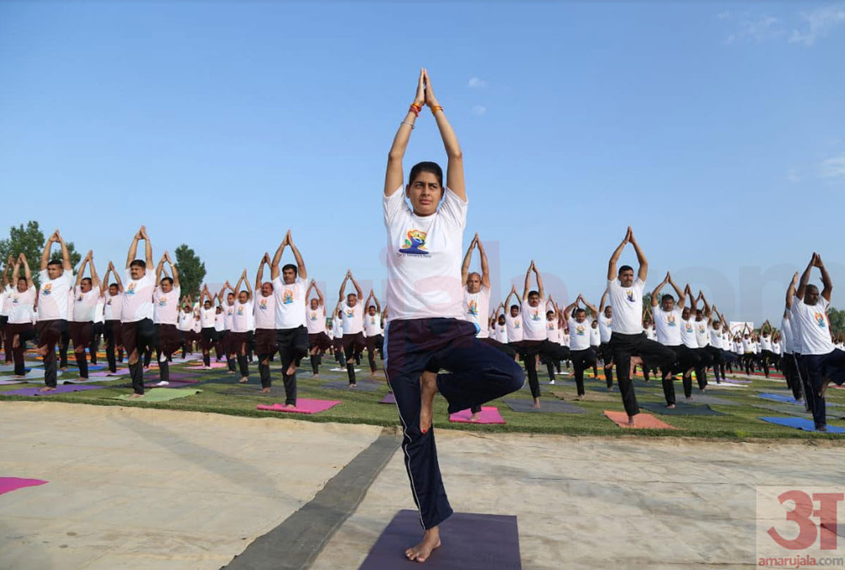 international yoga day 2019: central reserve police force jawans did yoga in srinagar jammu kashmir