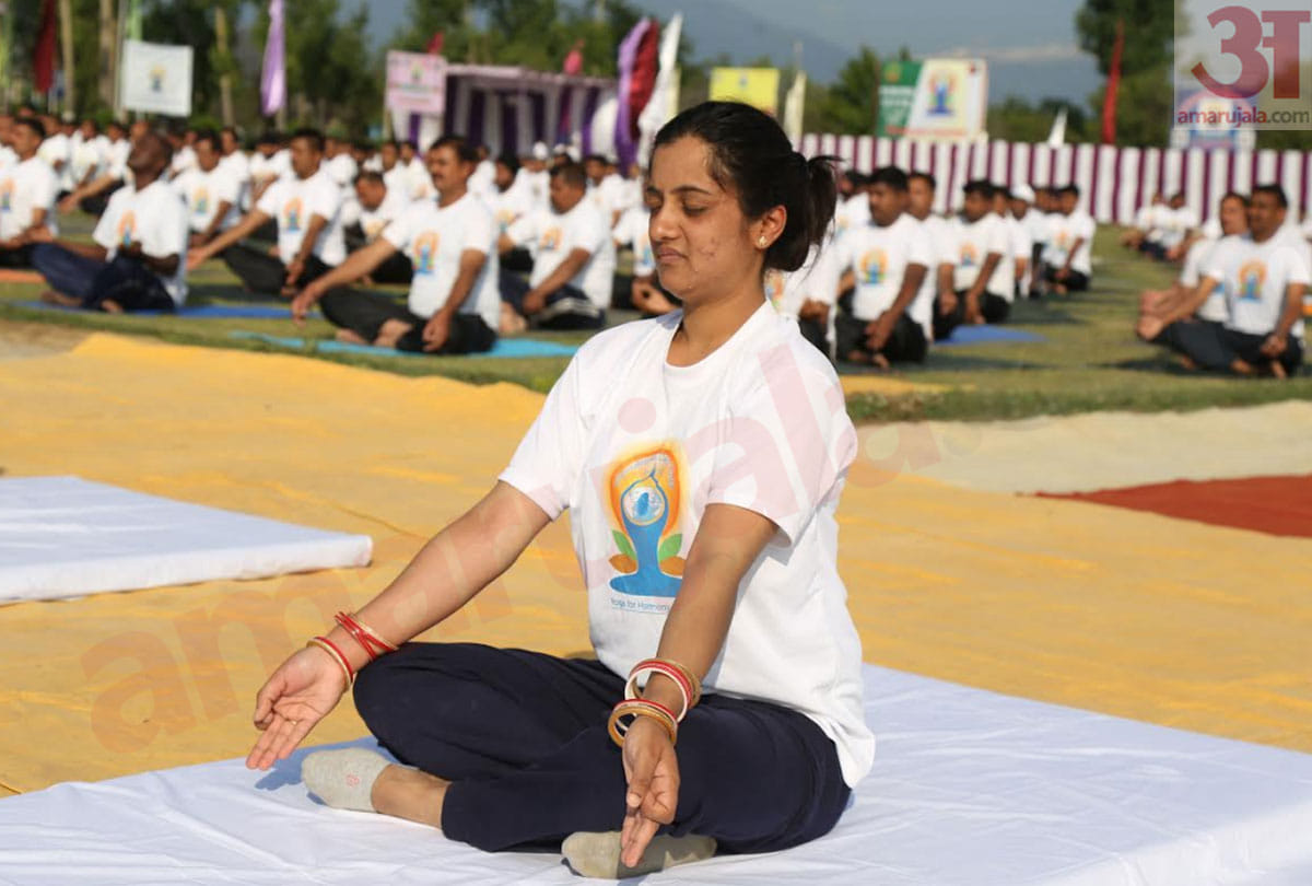 international yoga day 2019: central reserve police force jawans did yoga in srinagar jammu kashmir