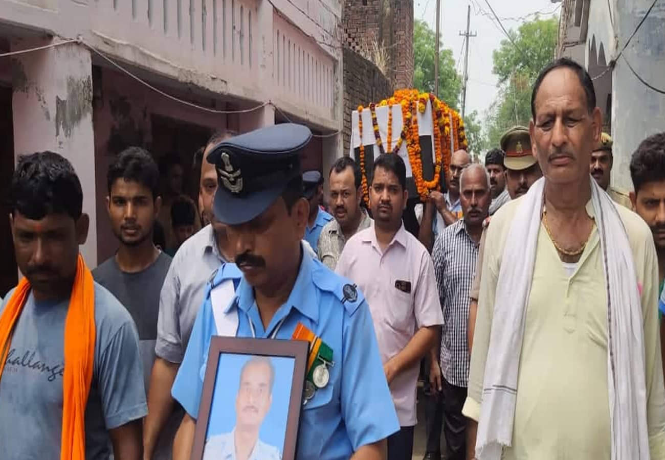 air force warrant officer dead body reached to home who died in an 32 crash