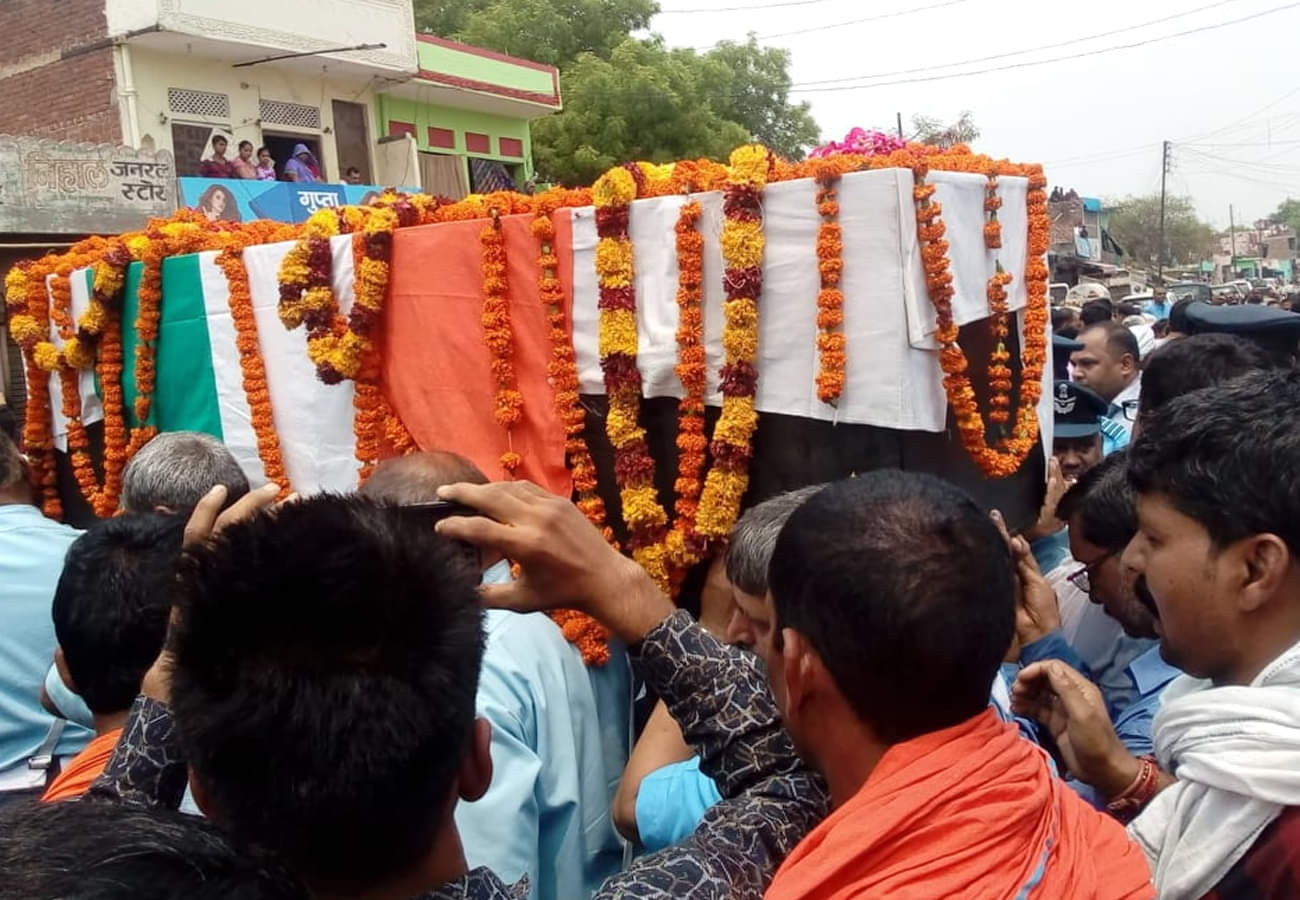 air force warrant officer dead body reached to home who died in an 32 crash