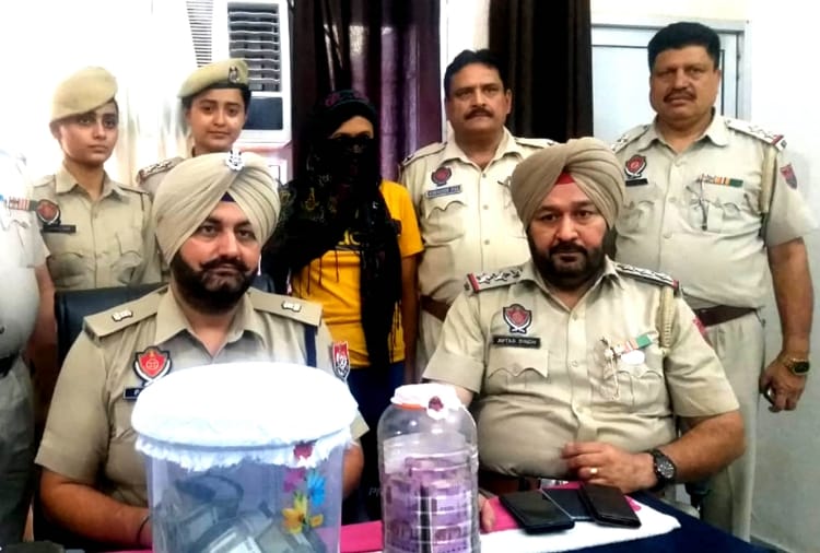 Police arrested woman, Who looted 40 lakhs rupees in Pathankot
