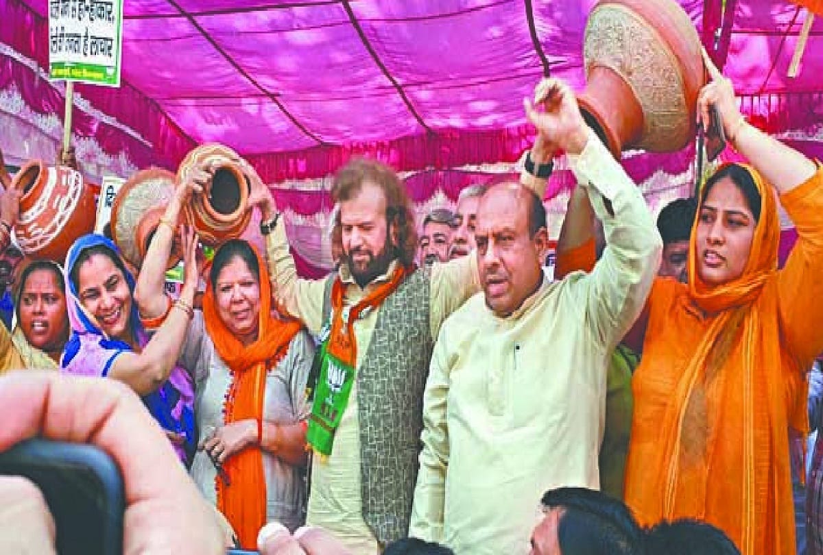 BJP did Matka Burst Protest For Water in Delhi, Manoj Tiwari says Struggle continue till get water