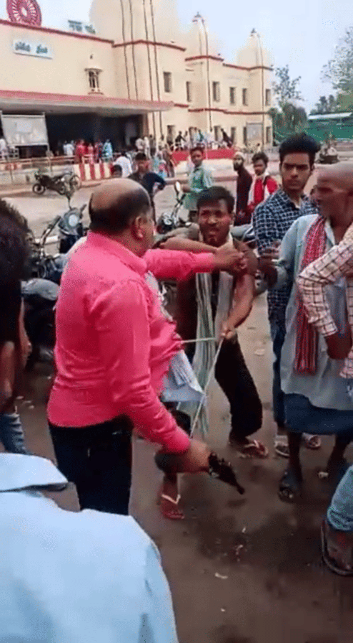 criminal flashed to gun rickshaw driver for 5 rupees ride fare mau