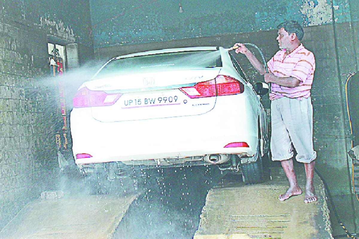 Amar Ujala Campaign: Washing of vehicles in Meerut is finish twenty lakh liters of water per day