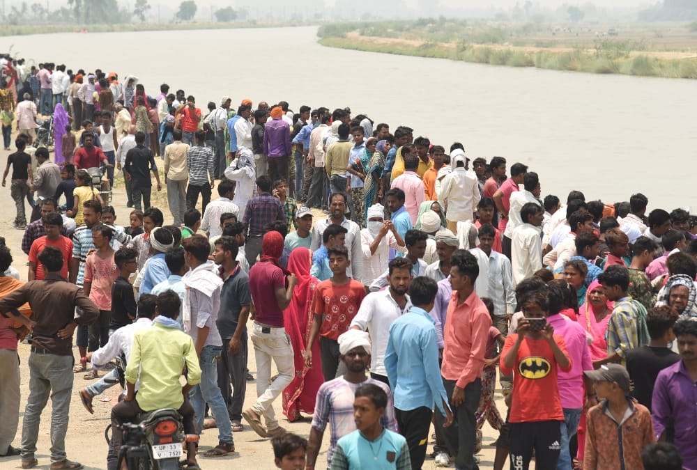 Police use force on villagers who were angry after nagram accident.