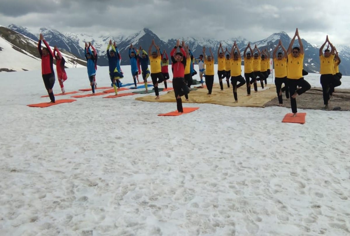 world yoga day 2019 ITBP jawans do yoga at rohtang in minus temperature