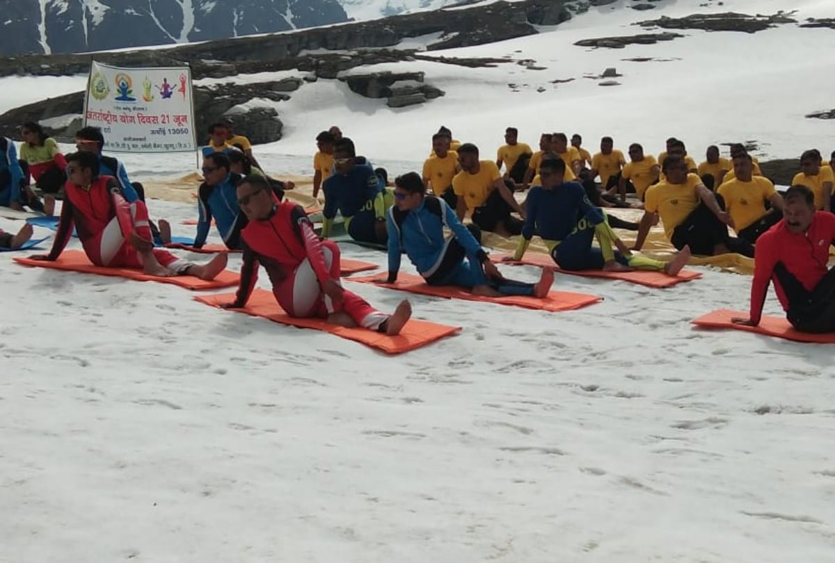 world yoga day 2019 ITBP jawans do yoga at rohtang in minus temperature