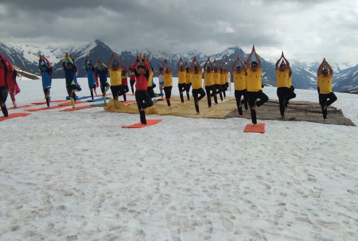 world yoga day 2019 ITBP jawans do yoga at rohtang in minus temperature