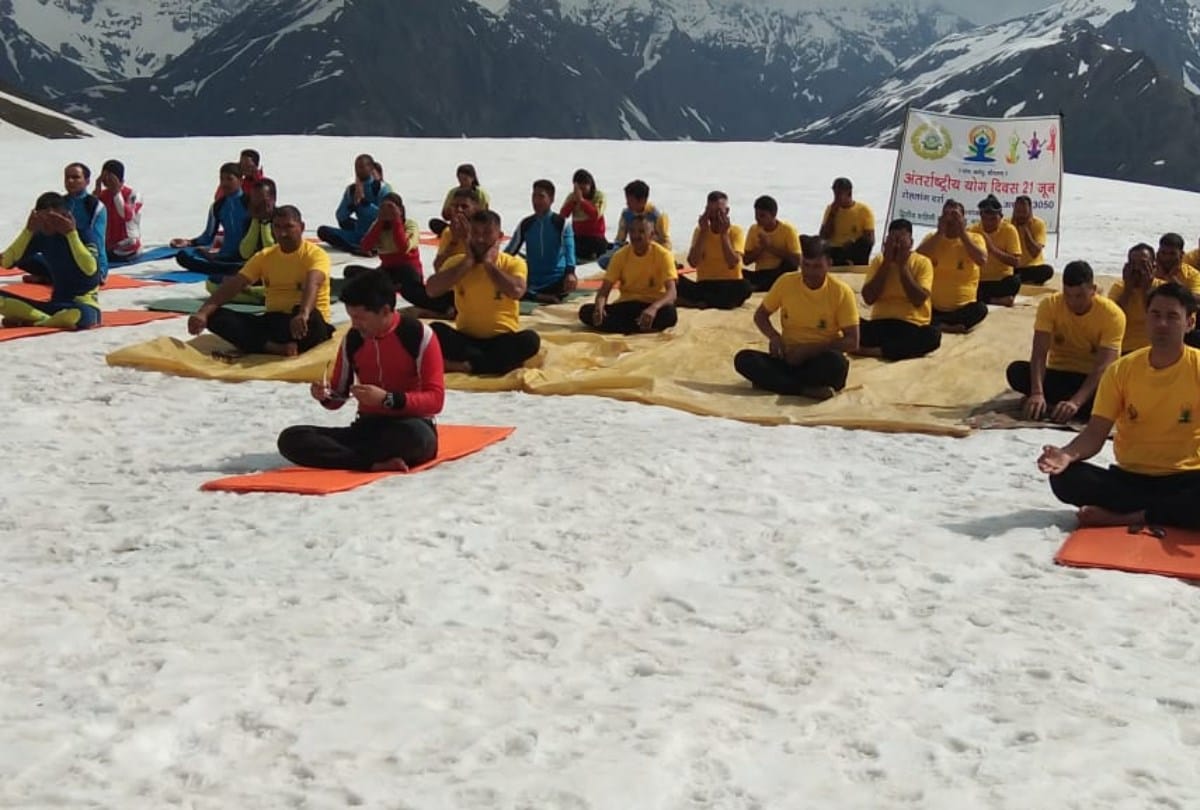 world yoga day 2019 ITBP jawans do yoga at rohtang in minus temperature