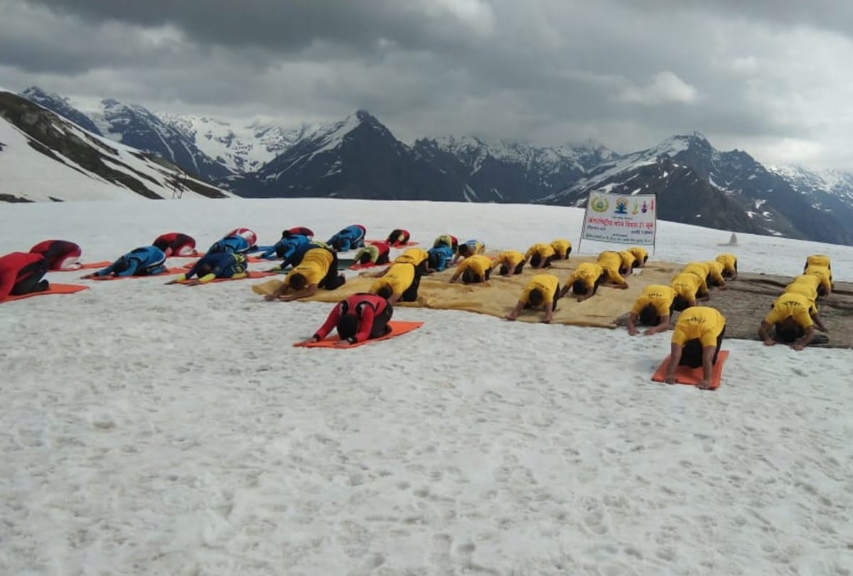 world yoga day 2019 ITBP jawans do yoga at rohtang in minus temperature