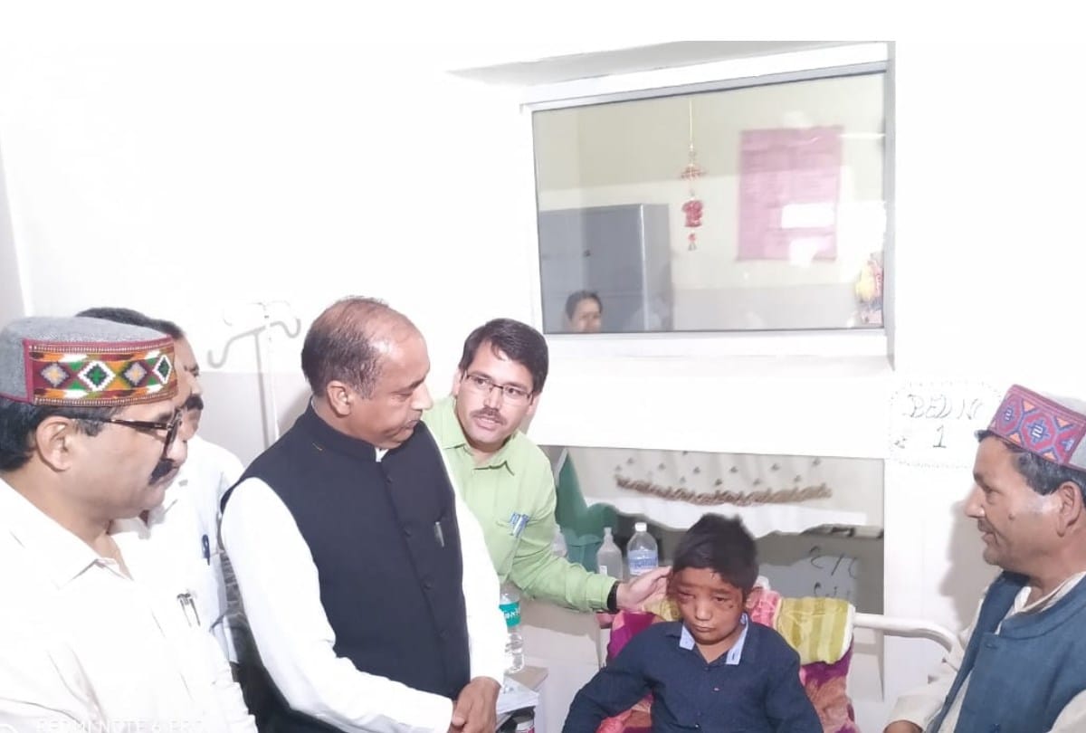 kullu private bus accident cm jairam thakur meets injured patients in kullu hospital