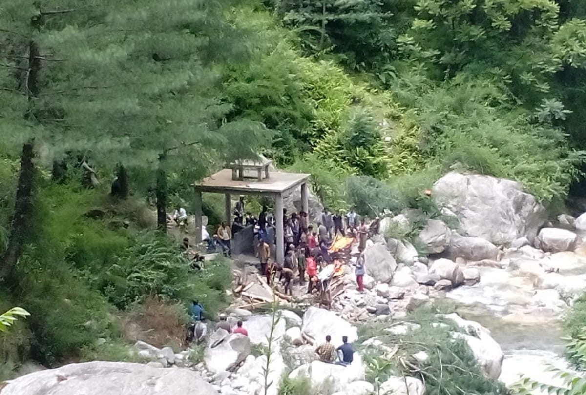 kullu private bus accident cremation of three dead bodies