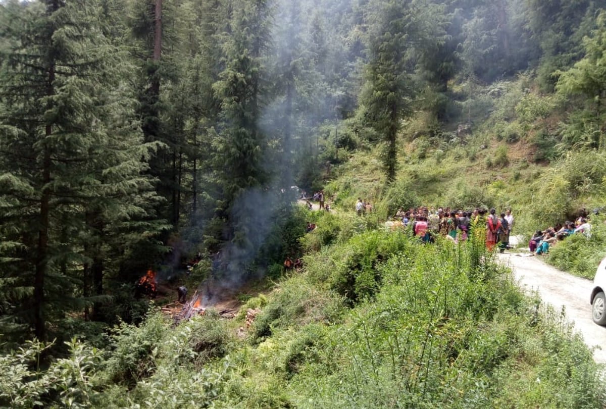 kullu private bus accident cremation of three dead bodies