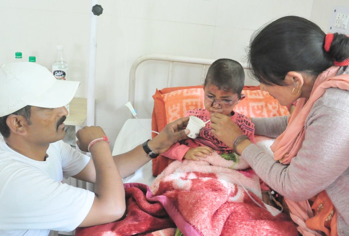 kullu private bus accident five year old pawan lost mother in accident