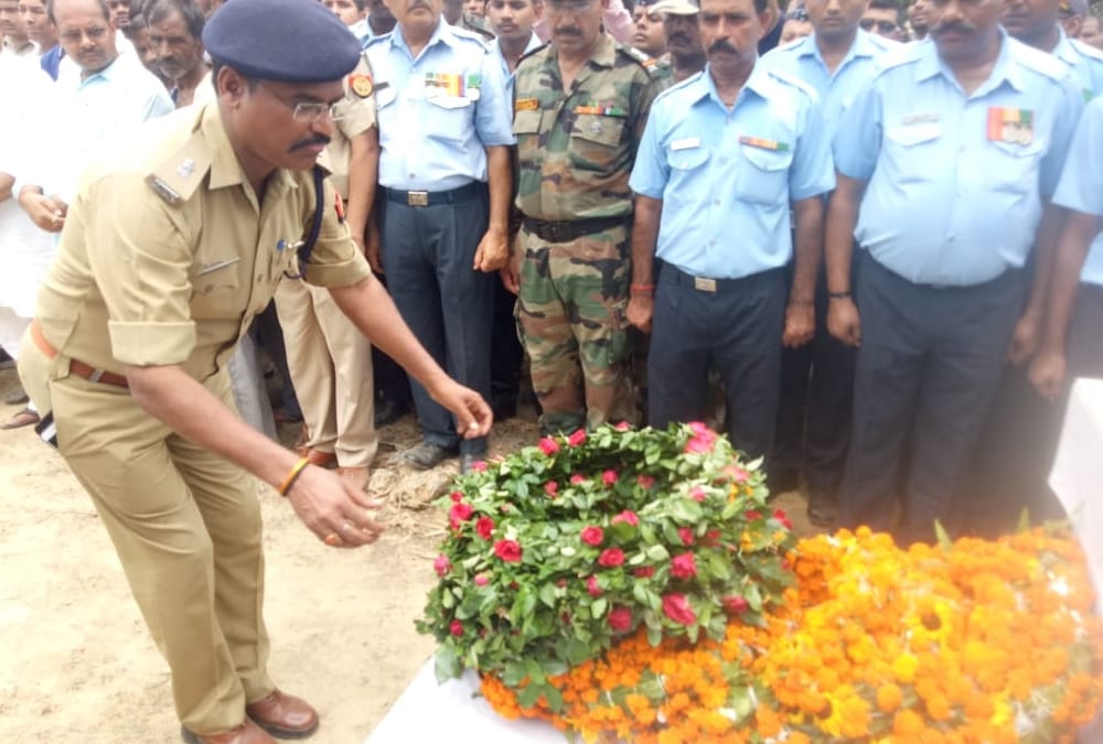 Air force sainik martyr putali cremated in his village.