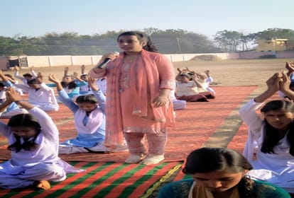international yoga day 2019 story of brave muslim yoga instructor rafiya naaz